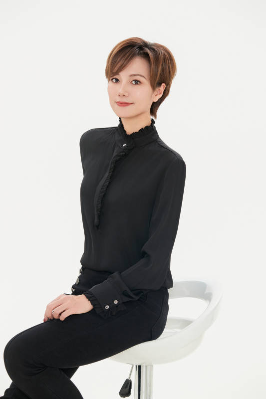 白色背景下的职场职业女性形象图片