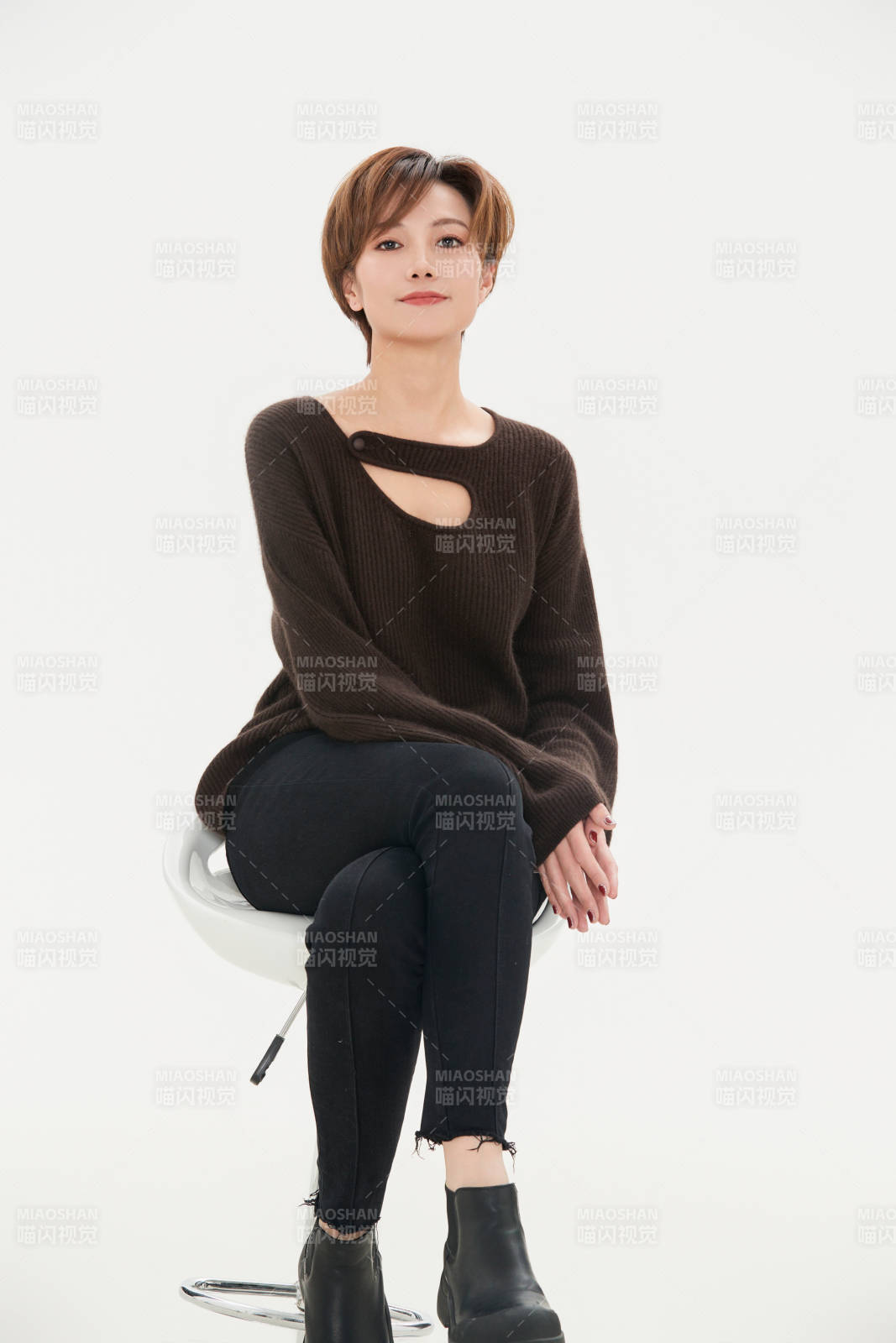 白色背景下的职场职业女性形象图片