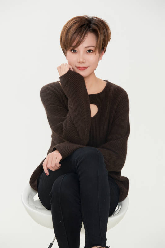 白色背景下的职场职业女性形象图片