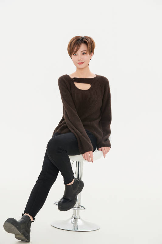 白色背景下的职场职业女性形象图片