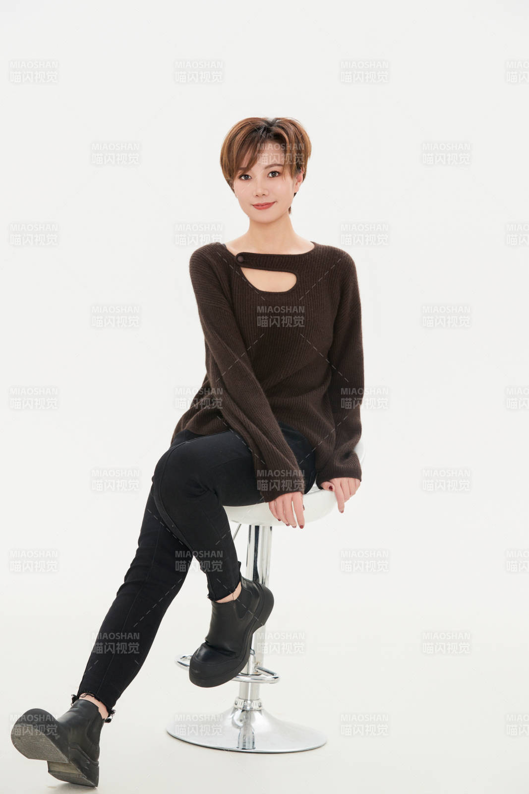 白色背景下的职场职业女性形象图片