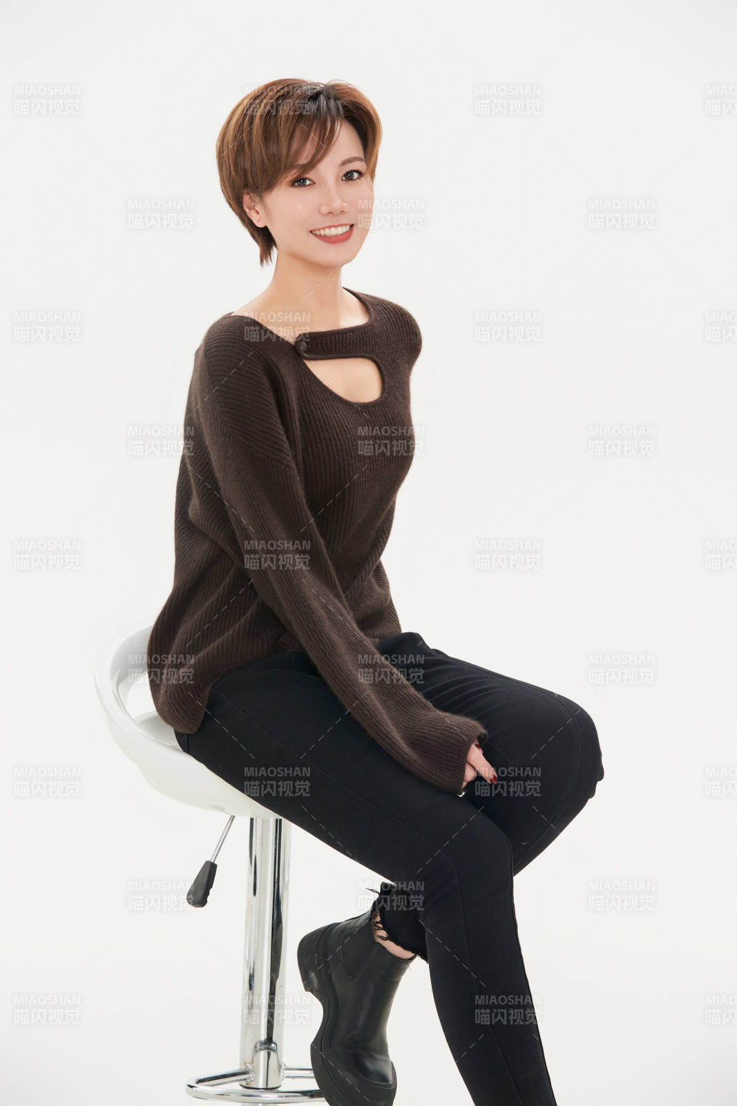 白色背景下的职场职业女性形象图片