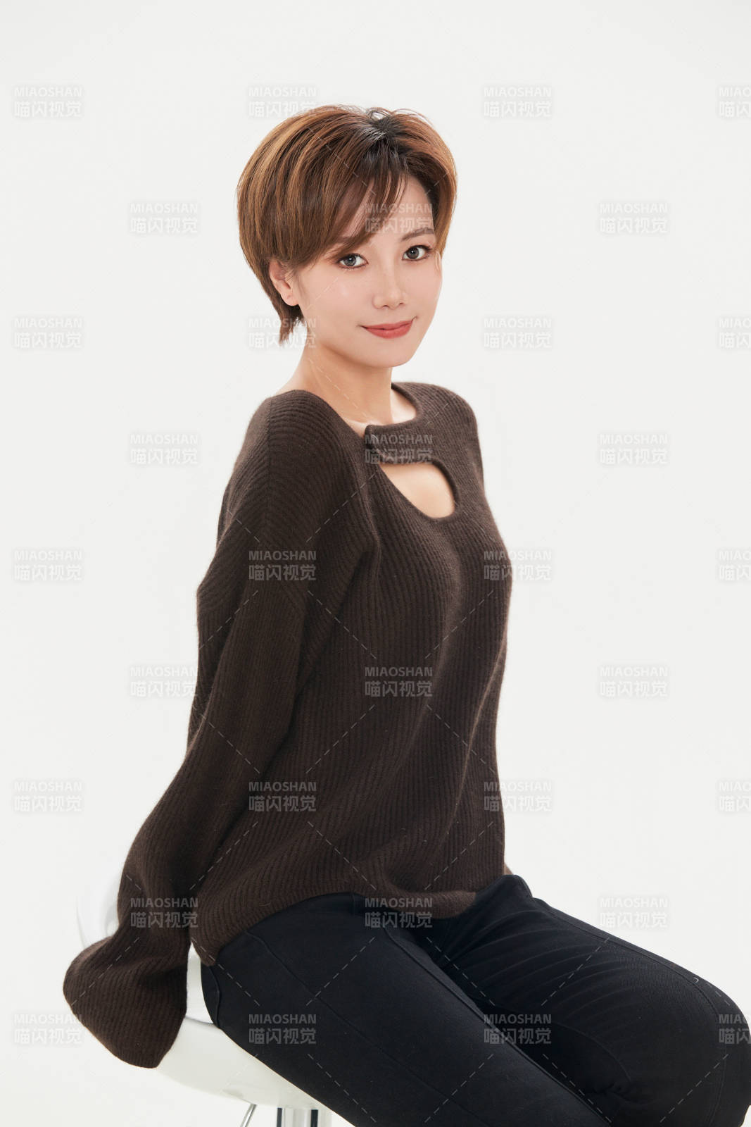 白色背景下的职场职业女性形象图片