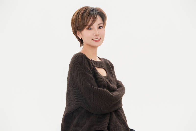 白色背景下的职场职业女性形象图片