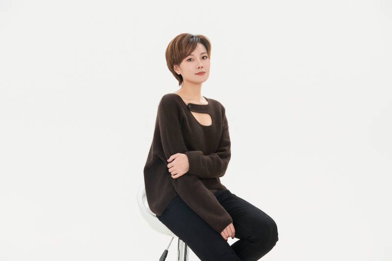 白色背景下的职场职业女性形象图片