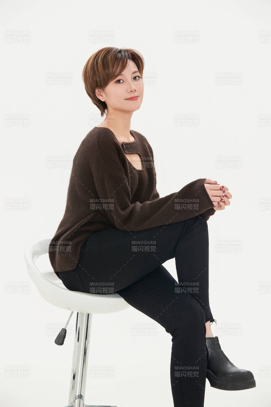 白色背景下的职场职业女性形象图片