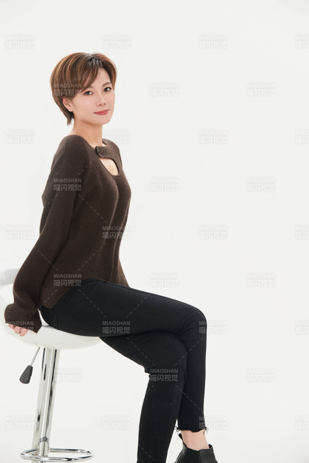 白色背景下的职场职业女性形象图片