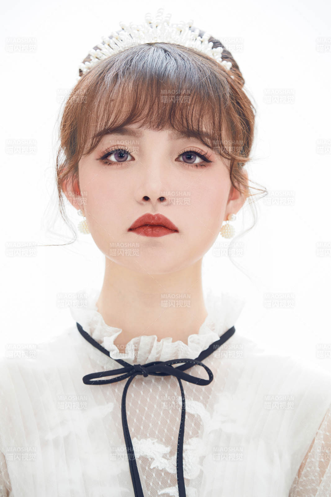 仿妆奥黛丽赫本风格妆容服饰的亚洲少女图片