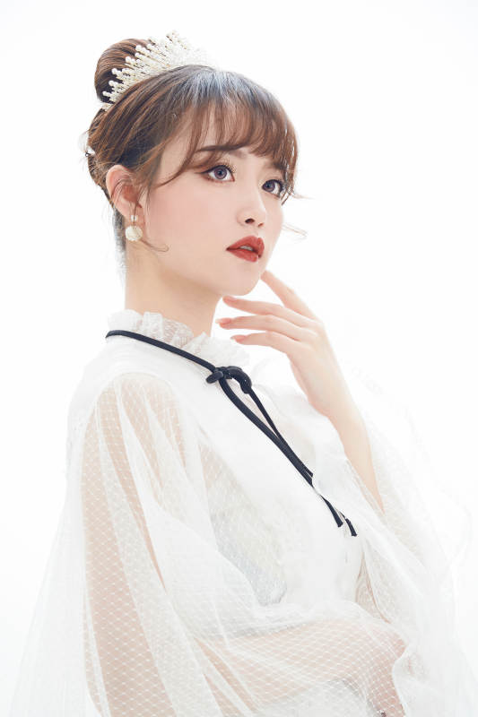 仿妆奥黛丽赫本风格妆容服饰的亚洲少女图片