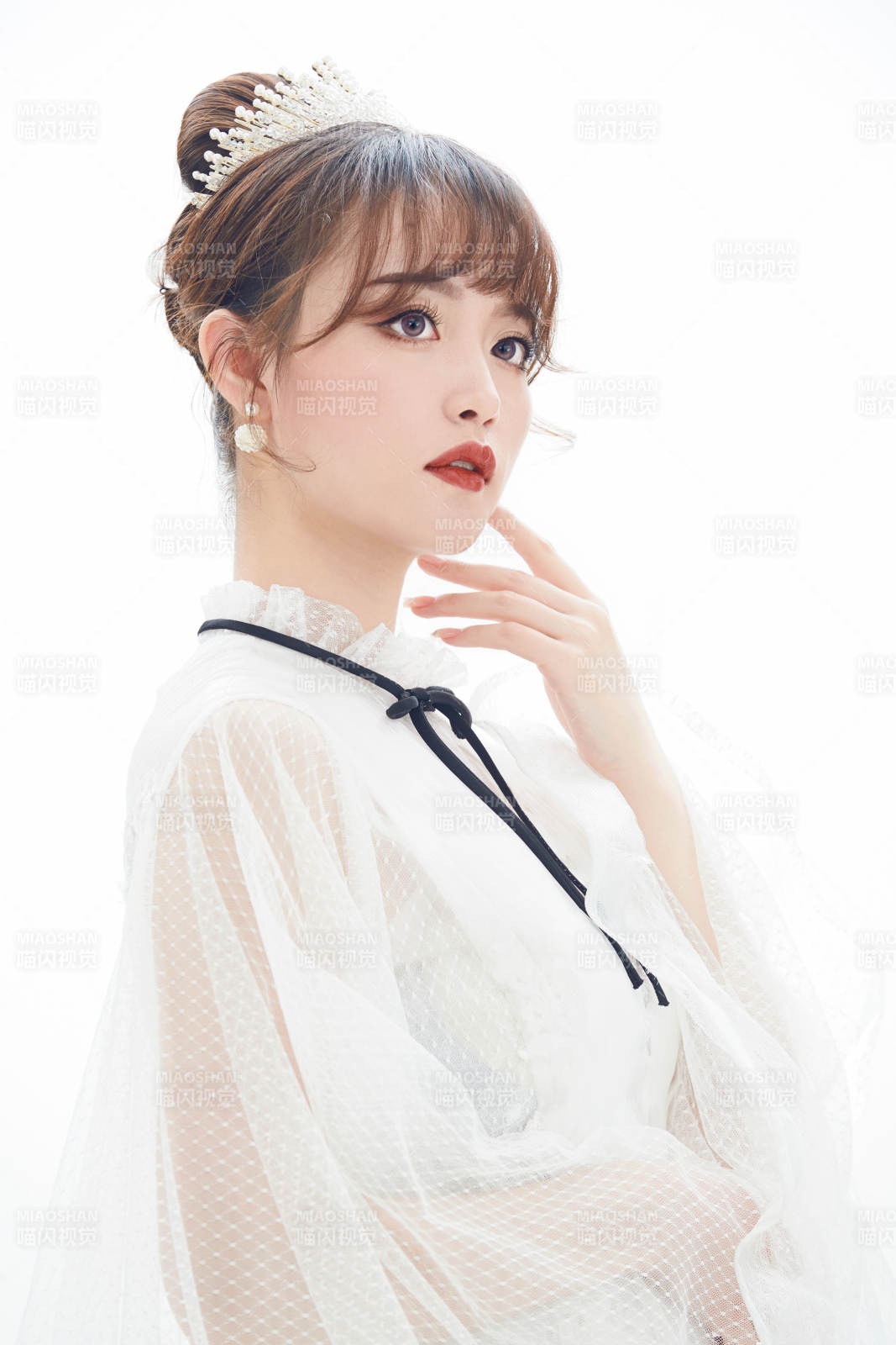 仿妆奥黛丽赫本风格妆容服饰的亚洲少女图片