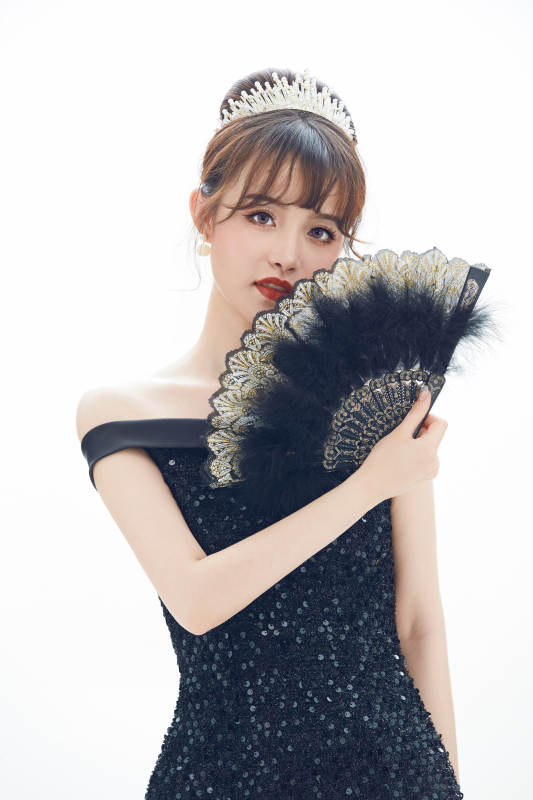 仿妆奥黛丽赫本风格妆容服饰的亚洲少女图片