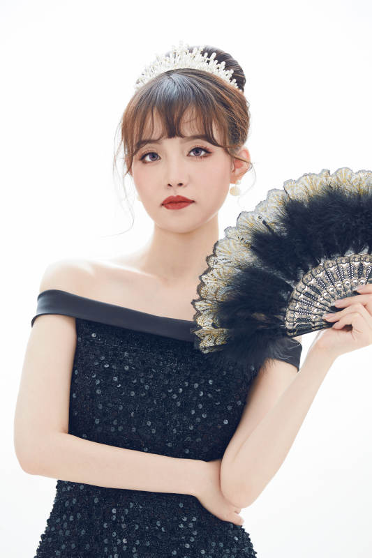 仿妆奥黛丽赫本风格妆容服饰的亚洲少女图片