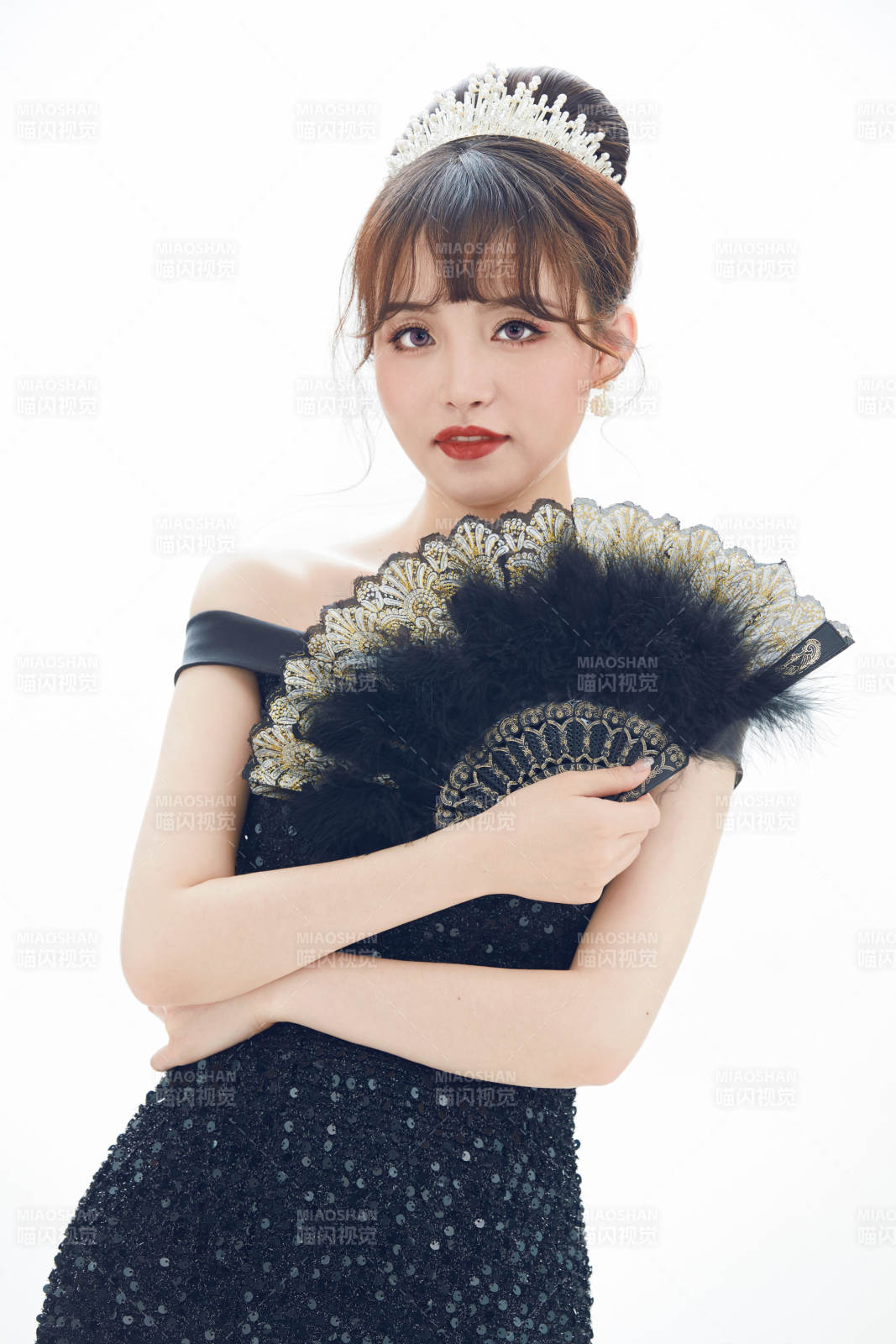 仿妆奥黛丽赫本风格妆容服饰的亚洲少女图片