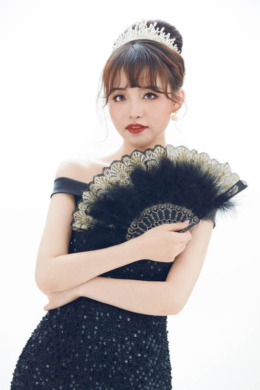 仿妆奥黛丽赫本风格妆容服饰的亚洲少女图片