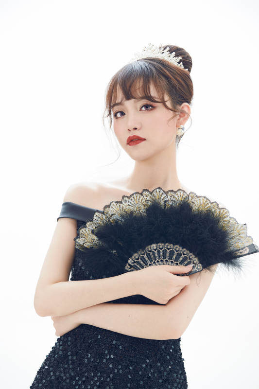 仿妆奥黛丽赫本风格妆容服饰的亚洲少女图片