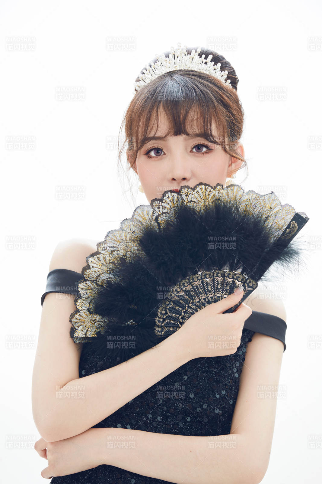 仿妆奥黛丽赫本风格妆容服饰的亚洲少女图片