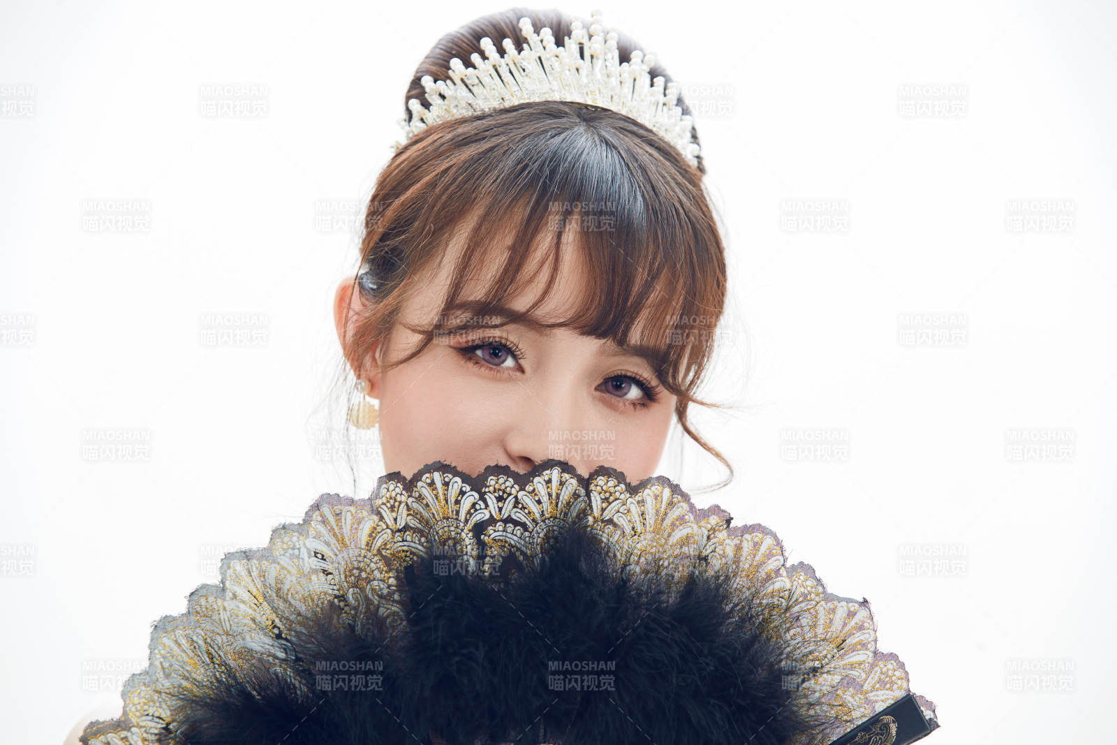 仿妆奥黛丽赫本风格妆容服饰的亚洲少女图片