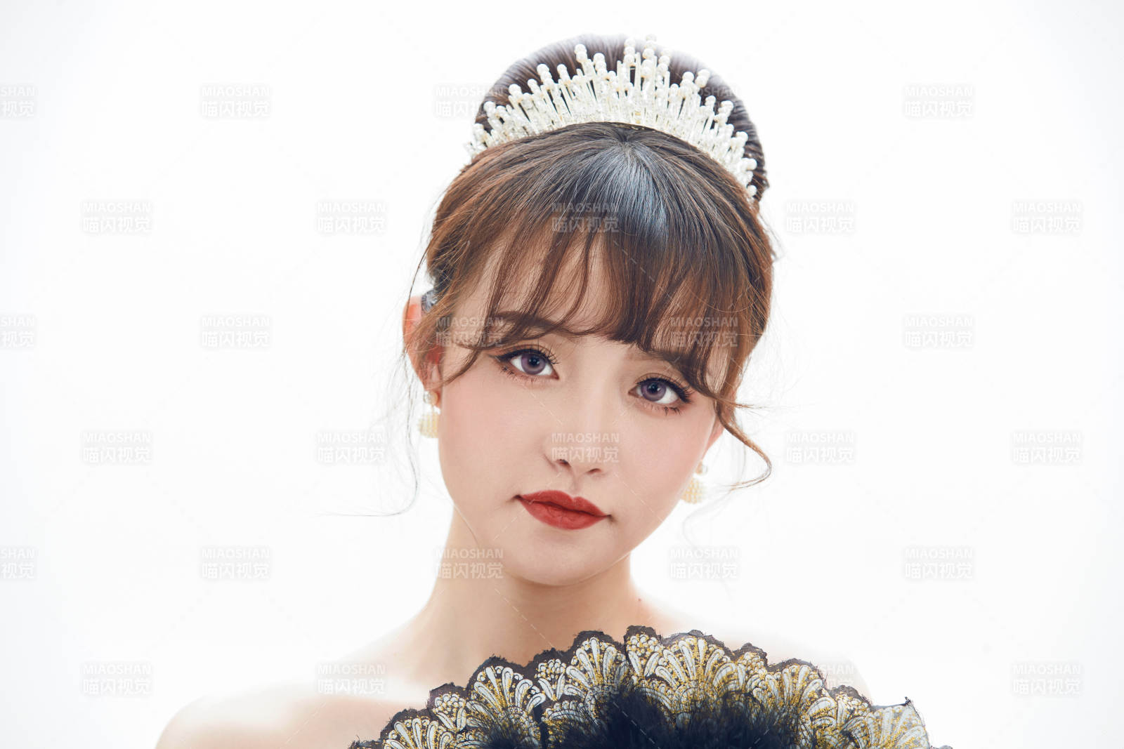 仿妆奥黛丽赫本风格妆容服饰的亚洲少女图片