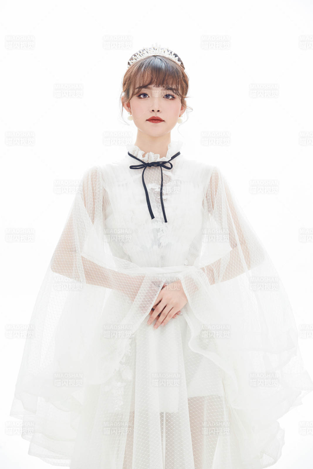 仿妆奥黛丽赫本风格妆容服饰的亚洲少女图片