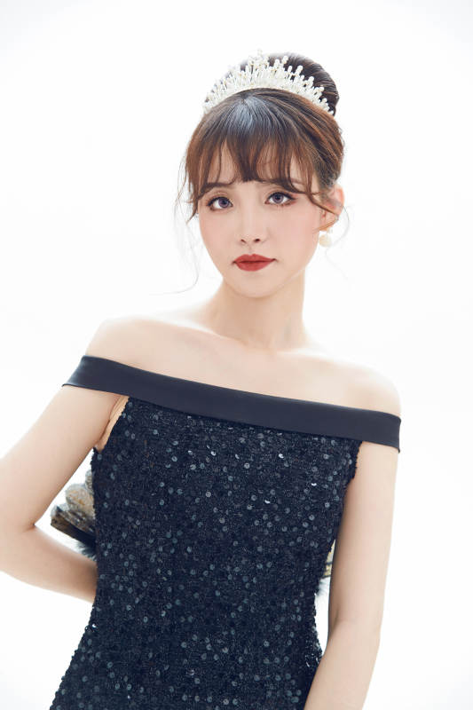 仿妆奥黛丽赫本风格妆容服饰的亚洲少女图片