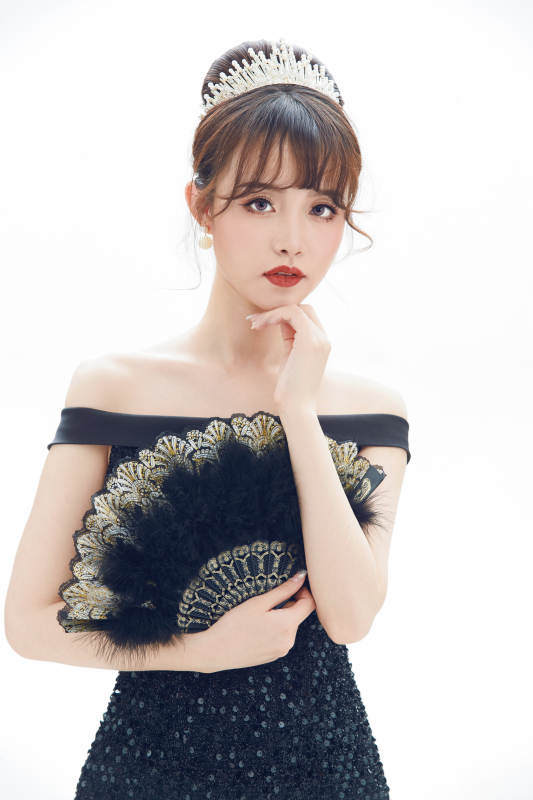 仿妆奥黛丽赫本风格妆容服饰的亚洲少女图片