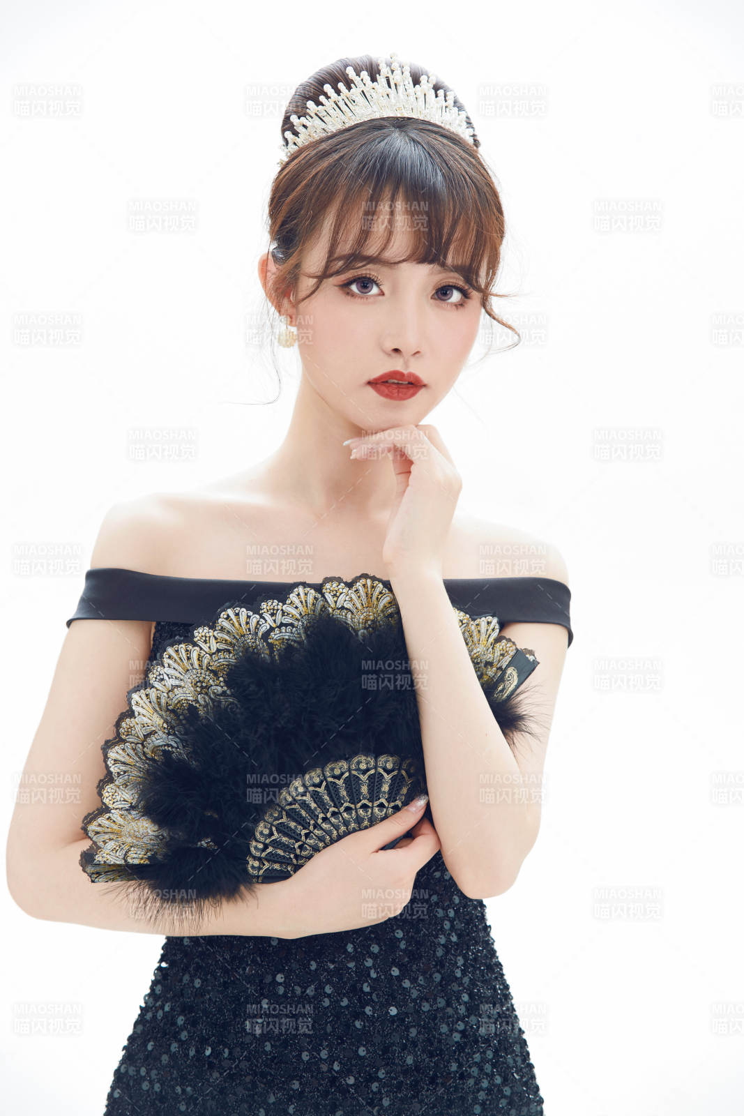 仿妆奥黛丽赫本风格妆容服饰的亚洲少女图片