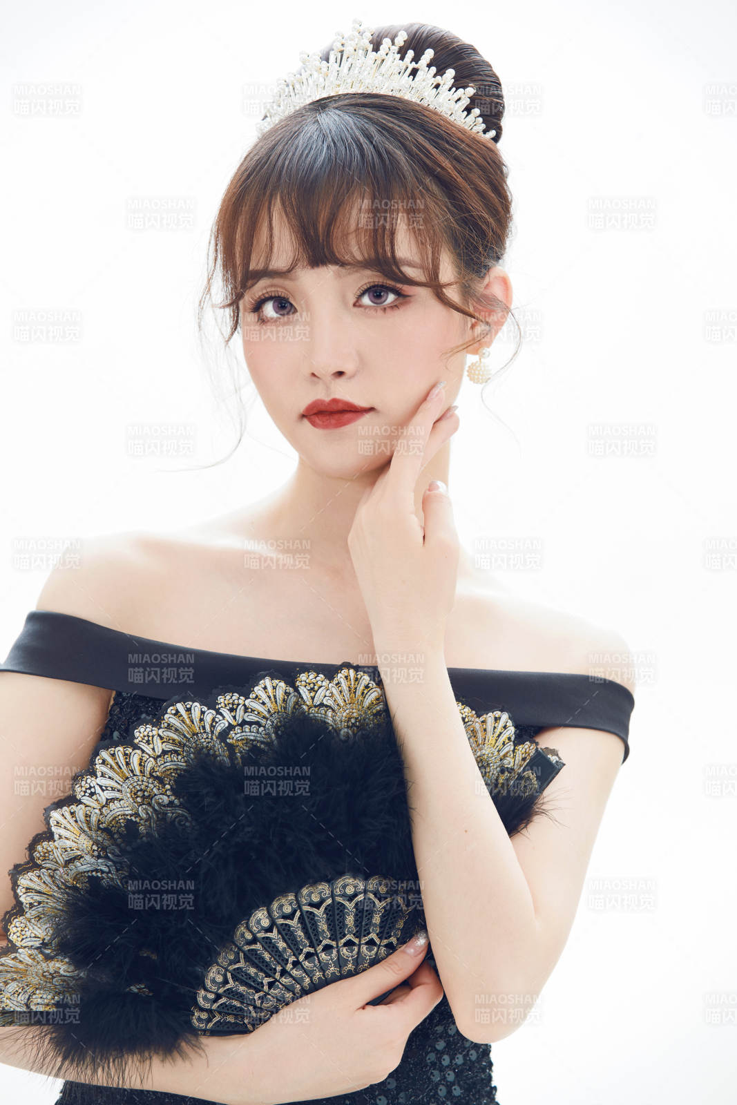 仿妆奥黛丽赫本风格妆容服饰的亚洲少女图片