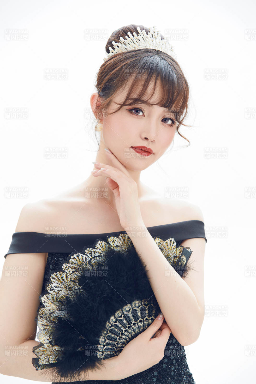 仿妆奥黛丽赫本风格妆容服饰的亚洲少女图片