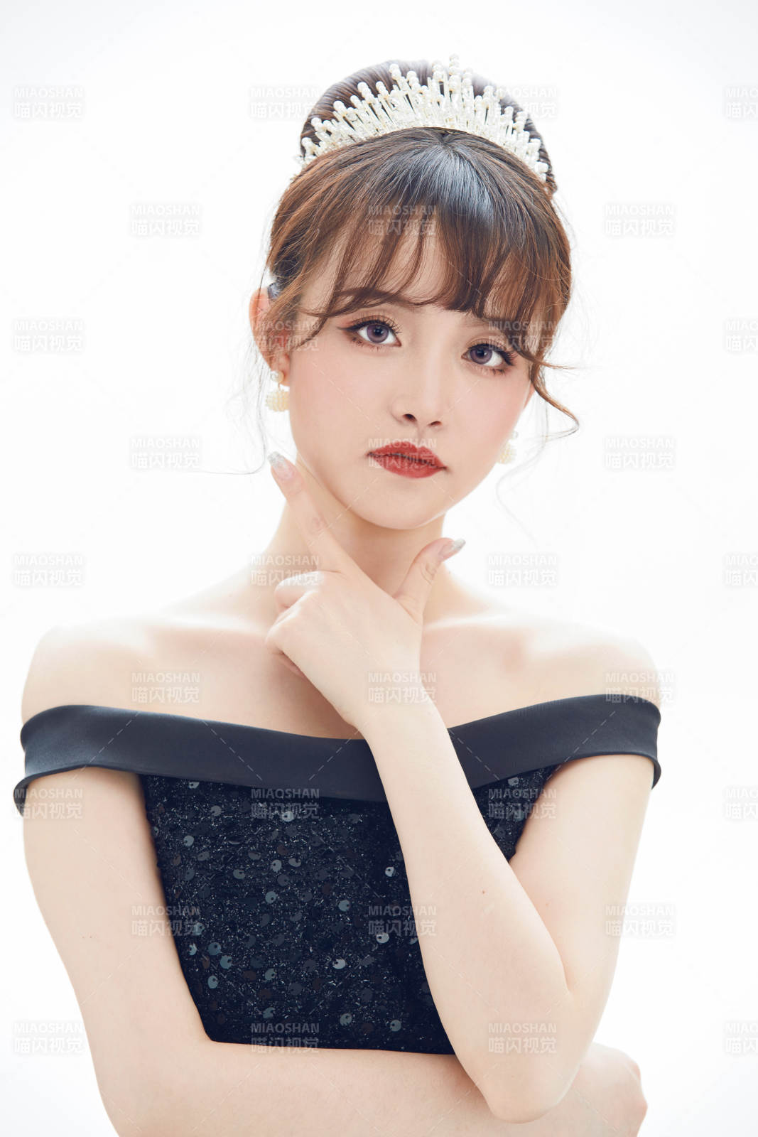 仿妆奥黛丽赫本风格妆容服饰的亚洲少女图片