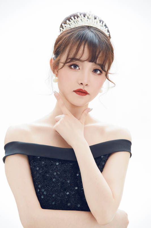 仿妆奥黛丽赫本风格妆容服饰的亚洲少女图片