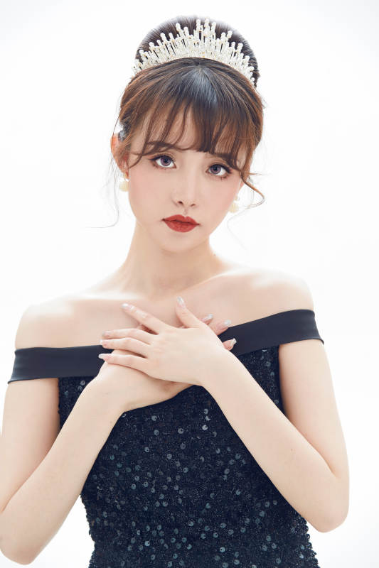 仿妆奥黛丽赫本风格妆容服饰的亚洲少女图片