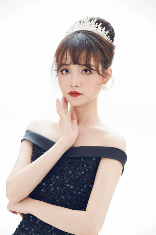 仿妆奥黛丽赫本风格妆容服饰的亚洲少女图片