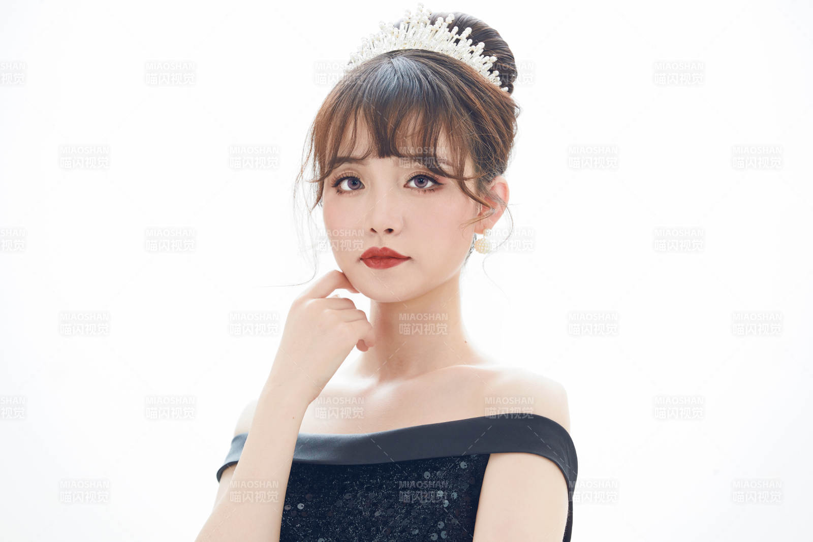 仿妆奥黛丽赫本风格妆容服饰的亚洲少女图片