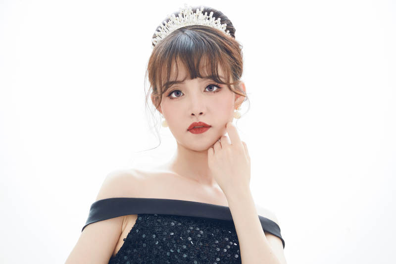 仿妆奥黛丽赫本风格妆容服饰的亚洲少女图片