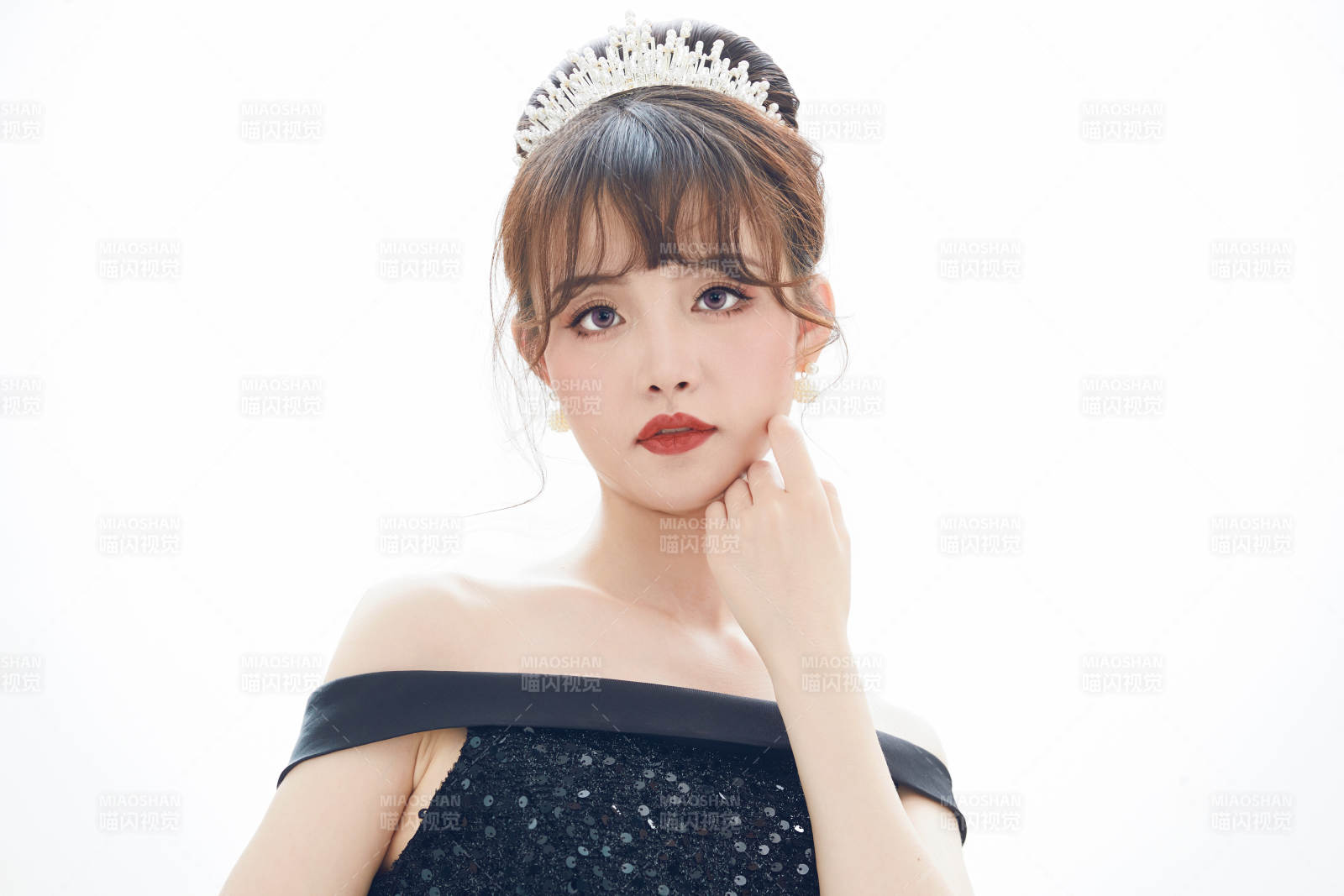 仿妆奥黛丽赫本风格妆容服饰的亚洲少女图片