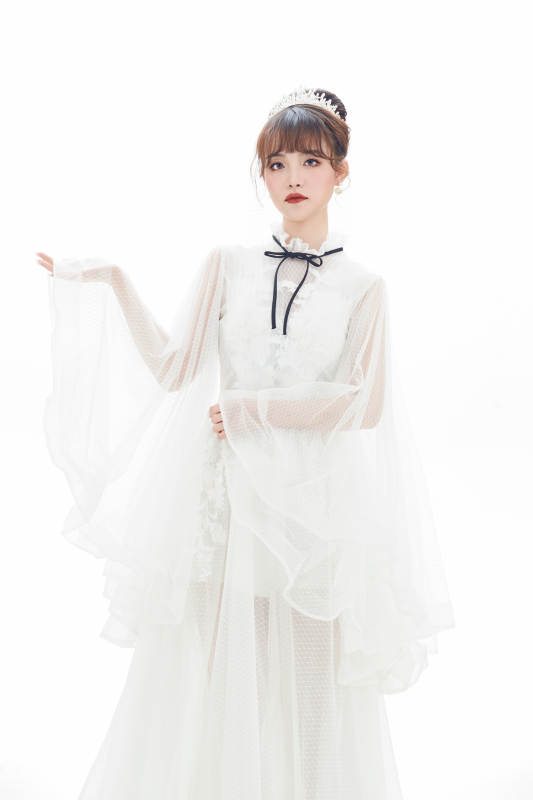 仿妆奥黛丽赫本风格妆容服饰的亚洲少女图片