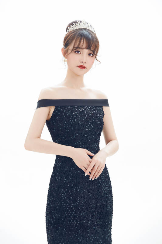 仿妆奥黛丽赫本风格妆容服饰的亚洲少女图片