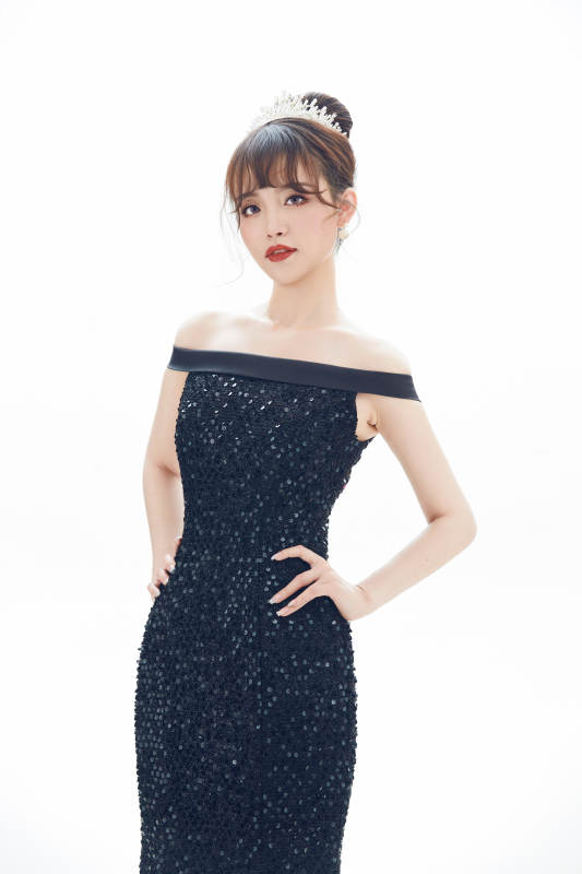 仿妆奥黛丽赫本风格妆容服饰的亚洲少女图片