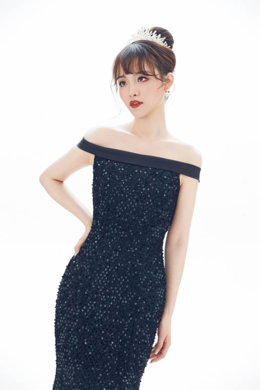 仿妆奥黛丽赫本风格妆容服饰的亚洲少女图片