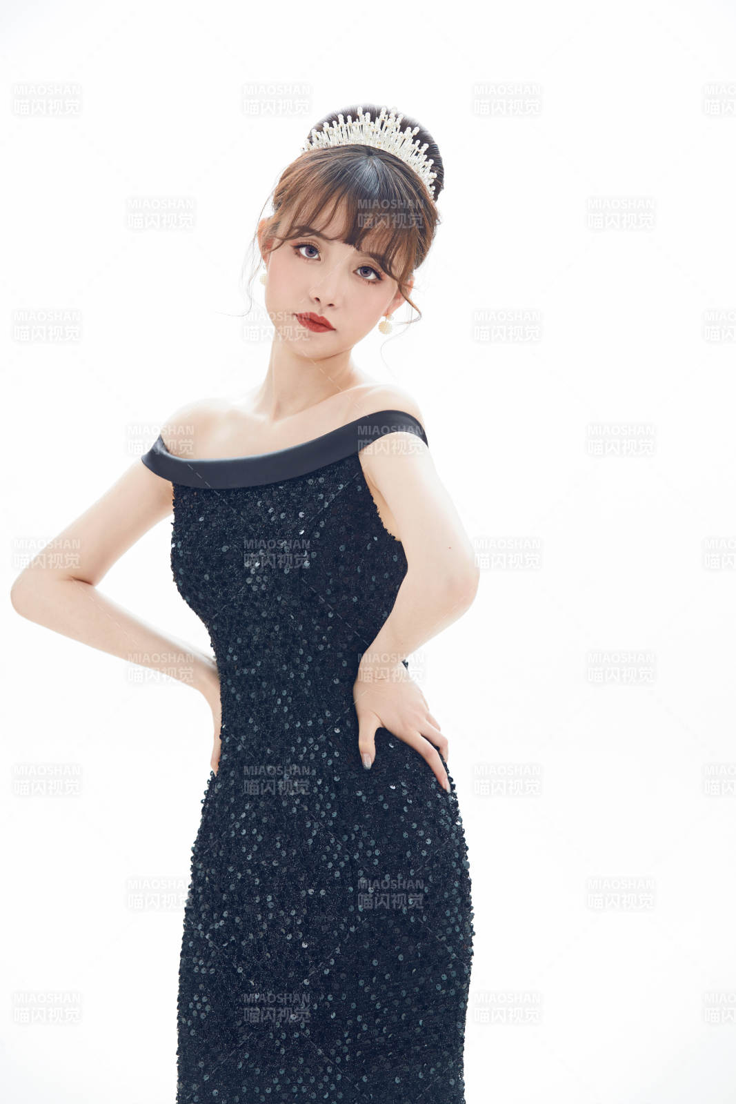 仿妆奥黛丽赫本风格妆容服饰的亚洲少女图片