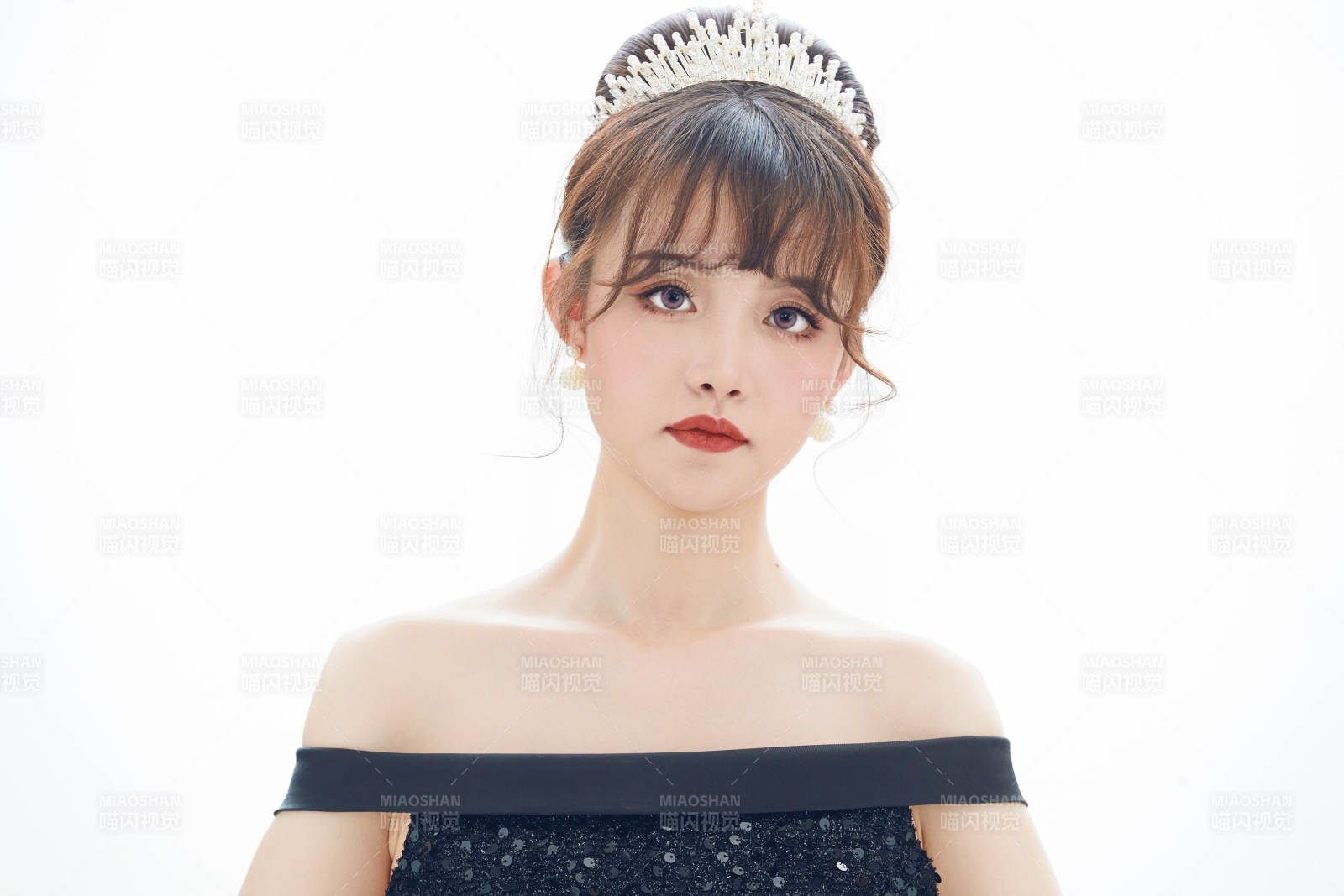 仿妆奥黛丽赫本风格妆容服饰的亚洲少女图片