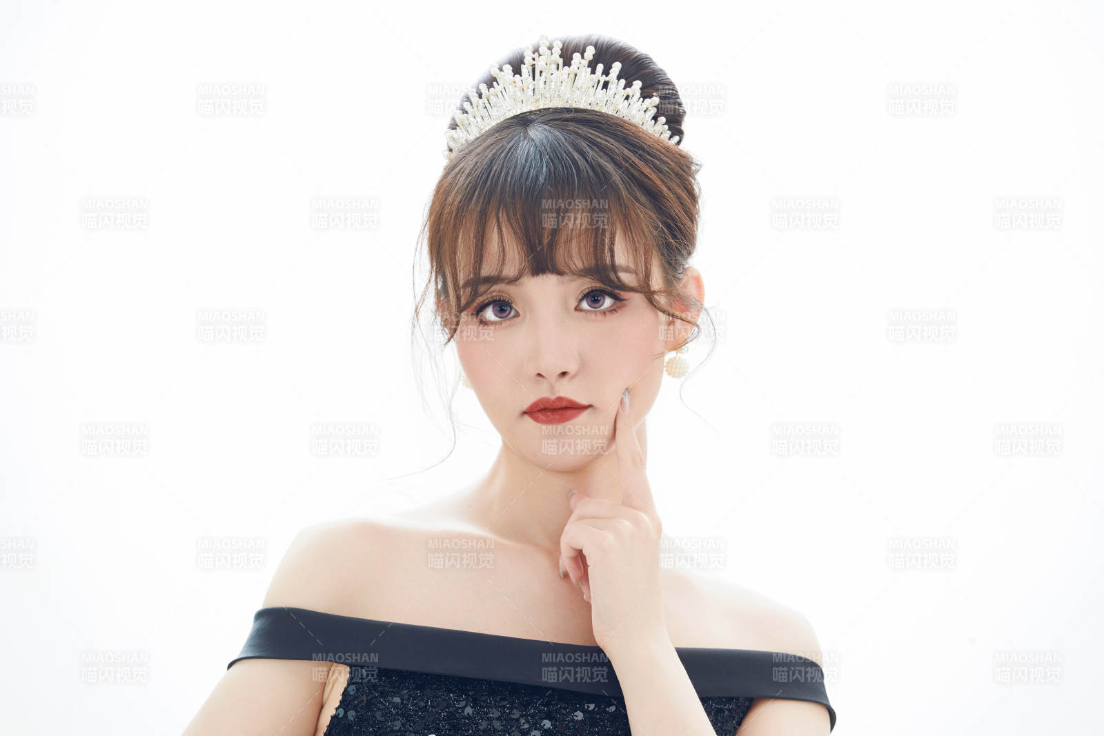 仿妆奥黛丽赫本风格妆容服饰的亚洲少女图片