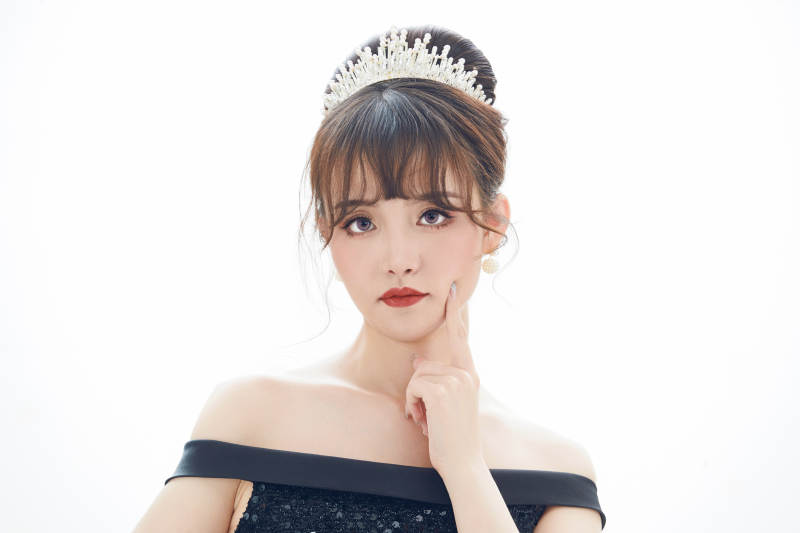 仿妆奥黛丽赫本风格妆容服饰的亚洲少女图片