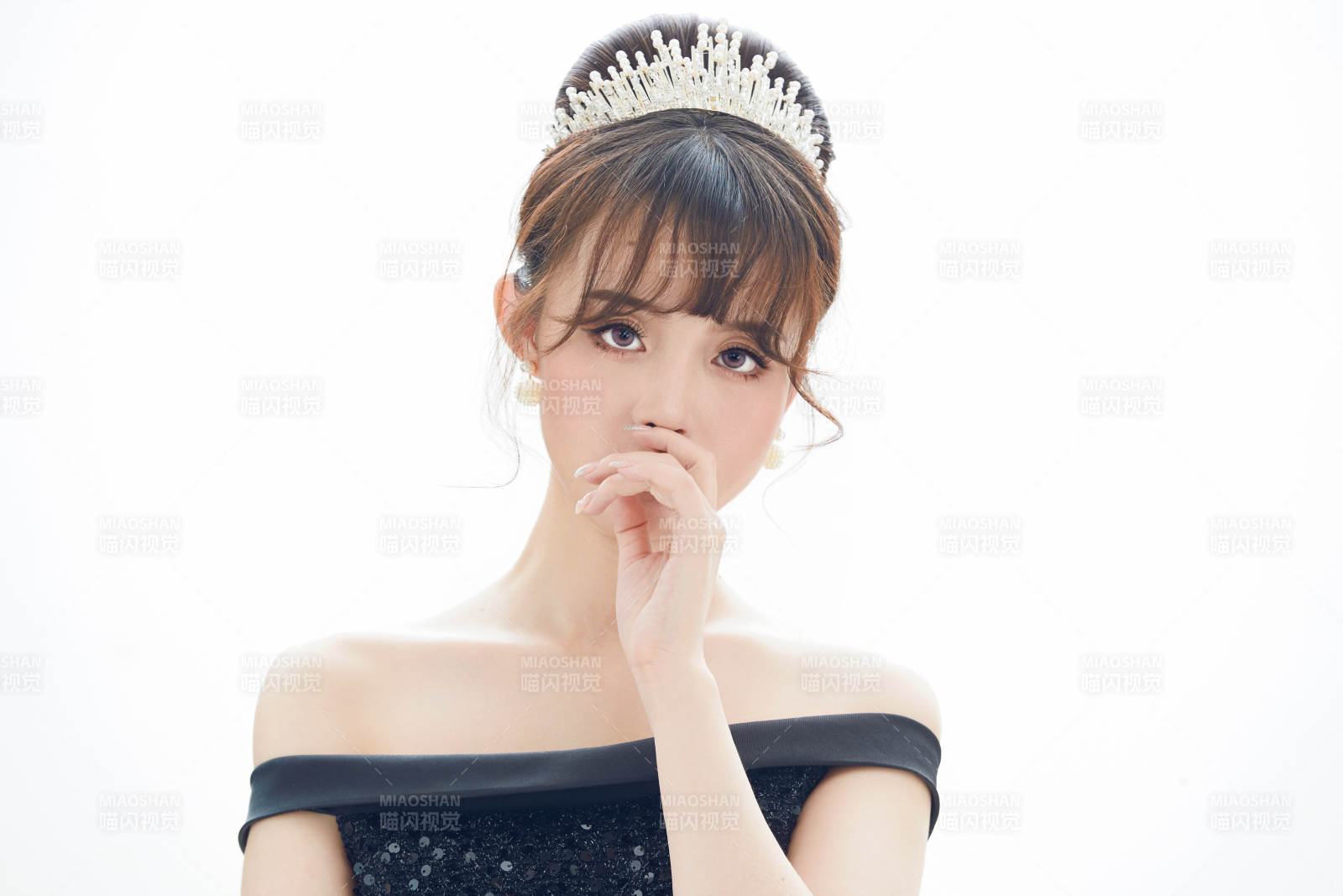 仿妆奥黛丽赫本风格妆容服饰的亚洲少女图片