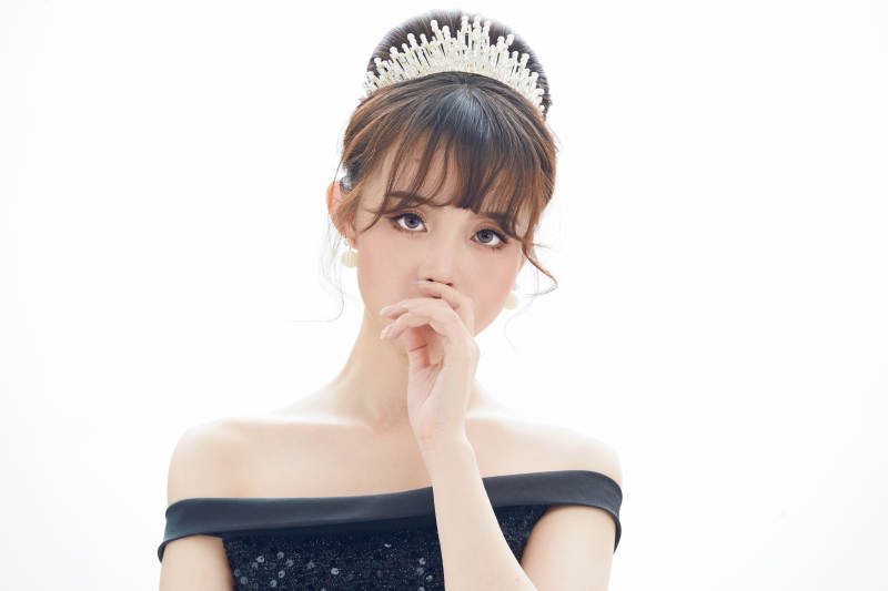 仿妆奥黛丽赫本风格妆容服饰的亚洲少女图片