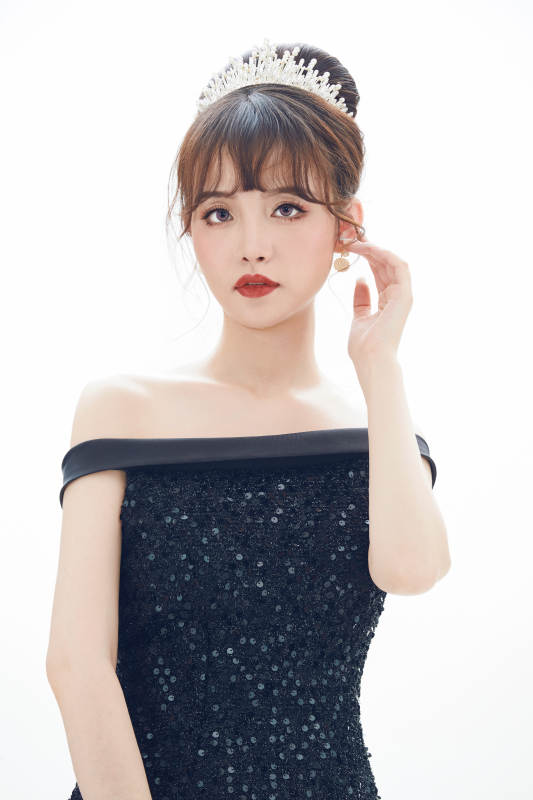 仿妆奥黛丽赫本风格妆容服饰的亚洲少女图片