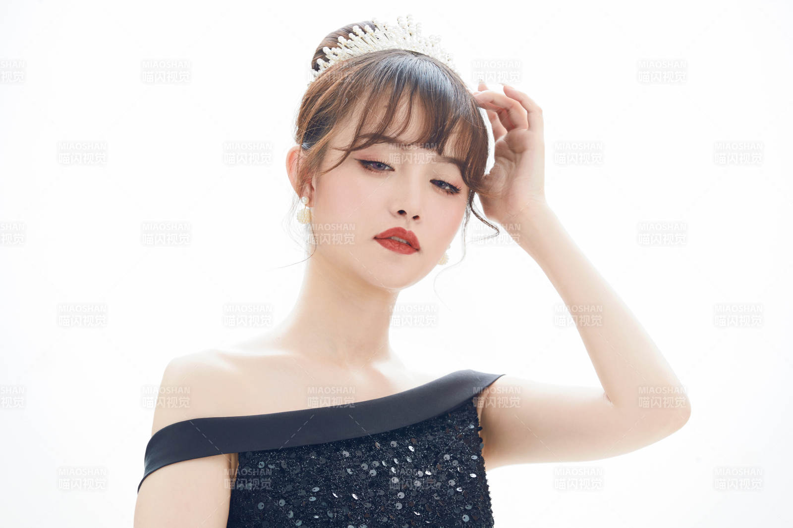 仿妆奥黛丽赫本风格妆容服饰的亚洲少女图片