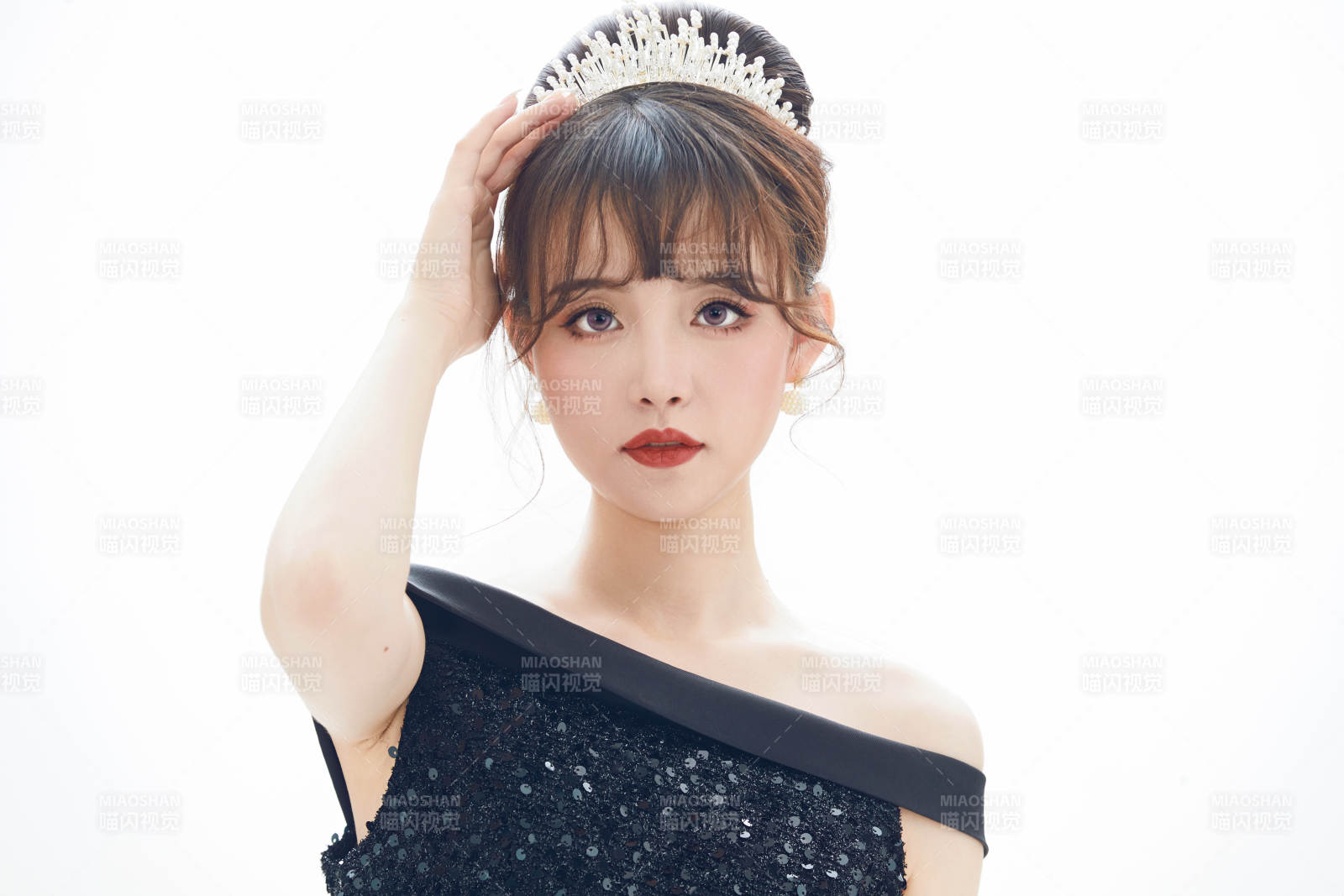 仿妆奥黛丽赫本风格妆容服饰的亚洲少女图片