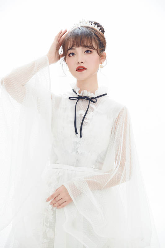 仿妆奥黛丽赫本风格妆容服饰的亚洲少女图片