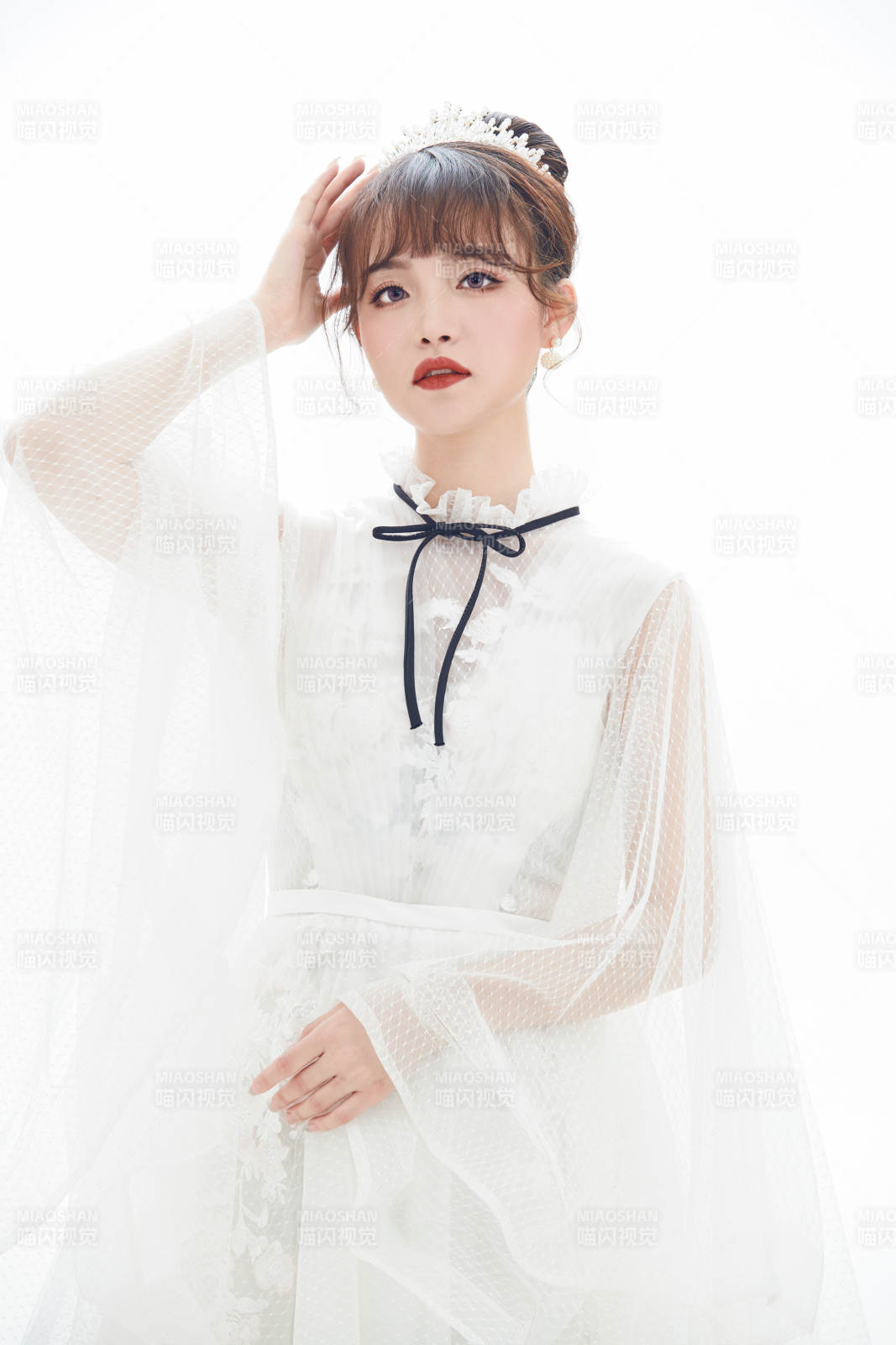 仿妆奥黛丽赫本风格妆容服饰的亚洲少女图片